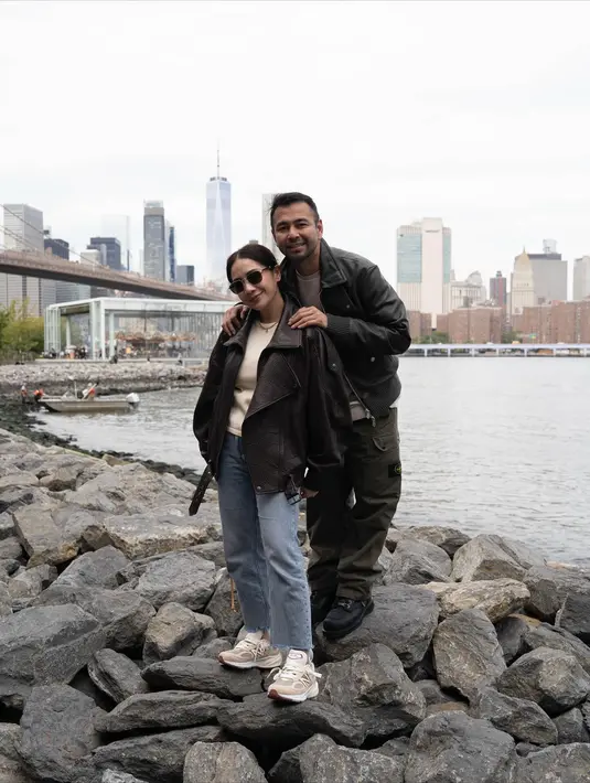 Nagita Slavina pilih padukan long sleeve cream dengan celana jeans dan sneakers creme. Oversized leather jacket warna cokelat jadi sentuhan edgy pada penampilannya [@raffinagita1717]