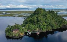 Mengunjungi Habitat Ikan Air Tawar Terlengkap di Dunia, Danau dengan Air Berwarna Hitam Kemerahan