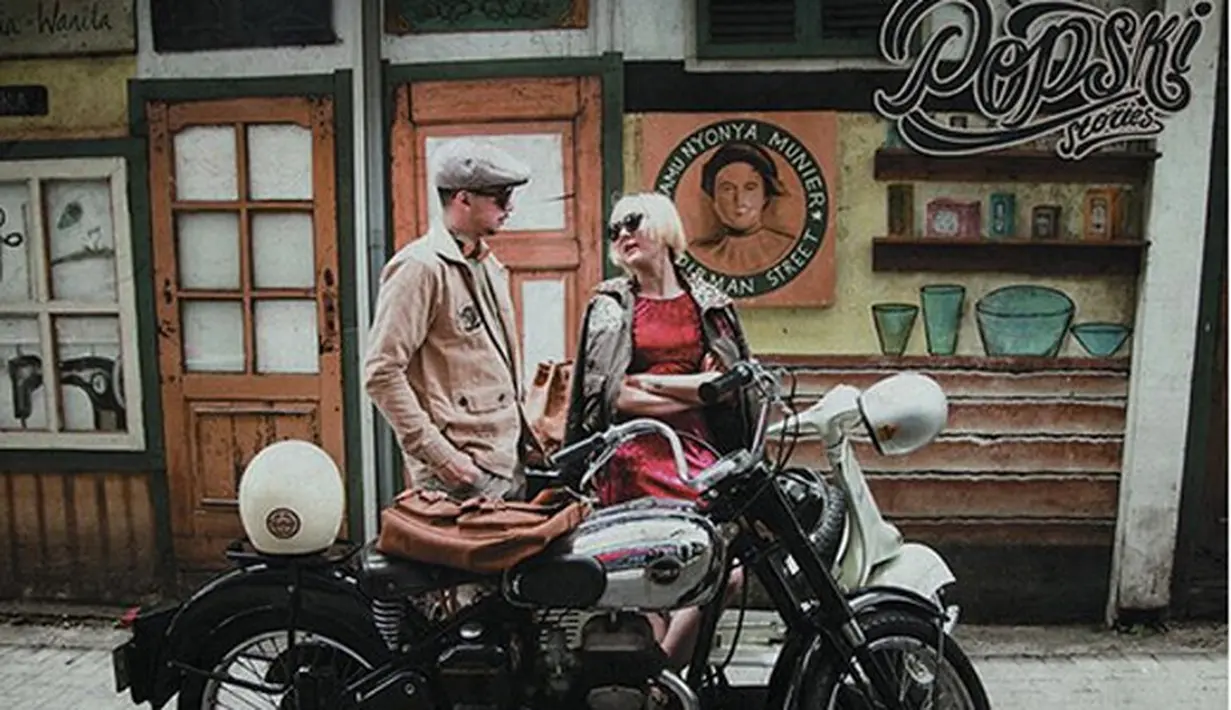 "Prewedd yg kata orang "Anti Mainstream" kalo kata saya berawal dari mengaplikasikan kesenangan saya dan @gussaoki berlanjut diskusi sama temen-temen di Bandung." tulisnya keterangan foto. (Instagram/popsovia)