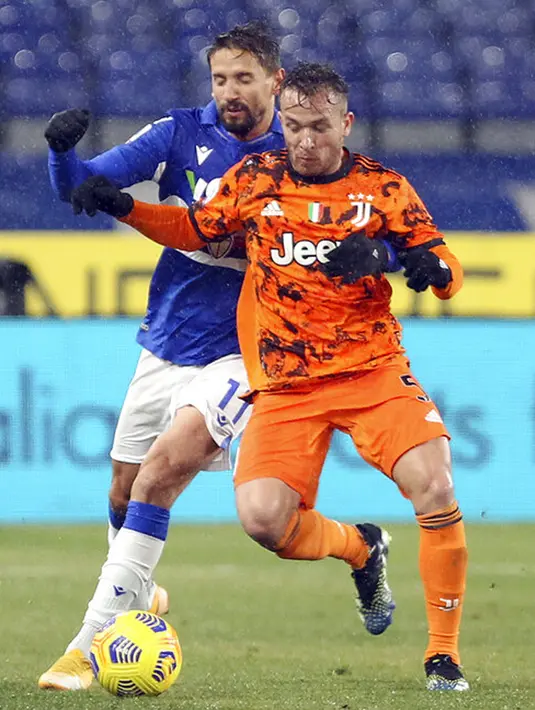 Pemain Juventus Arthur (kanan) menggiring bola melewati pemain Sampdoria pada pertandingan Serie A Liga Italia di Stadion Luigi Ferraris, Genoa, Italia, Sabtu (30/1/2021). Juventus sukses mengalahkan tuan rumah Sampdoria 2-0. (Tano Pecoraro/LaPresse via AP)