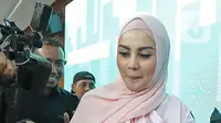 Artis Jennifer Dunn saat menjadi saksi dalam sidang TPPU dan korupsi alkes di Pemprov Banten dan Pemkot Tangsel dengan terdakwa Tubagus Chaeri Wardana di Pengadilan Tipikor, Jakarta, Kamis (12/3/2020). Sidang beragendakan mendengar keterangan saksi JPU KPK. (Liputan6.com/Herman Zakharia)