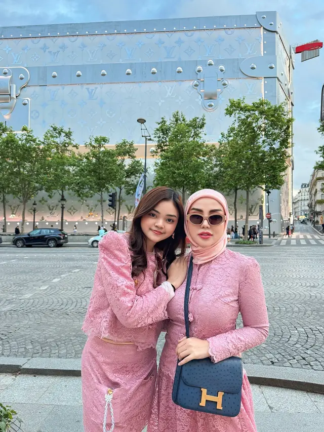 7 Potret Bella Shofie Liburan ke Paris, Kompak Bareng Anak Sambung