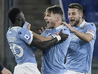 Striker Lazio, Ciro Immobile (kedua dari kanan) merayakan gol pertama timnya ke gawang Napoli dalam laga lanjutan Liga Italia Serie A 2020/21 pekan ke-13 di Olimpico Stadium, Roma, Minggu (20/12/2020). Lazio mengalahkan Napoli 2-0. (AFP/Filippo Monteforte)