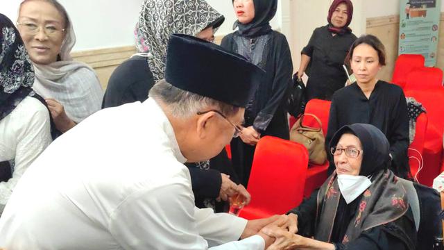 Jusuf Kalla (JK) melayat atas meninggalnya mantan Gubernur Jawa Barat periode 1970-1975, Solihin GP, Selasa (5/3/2024).