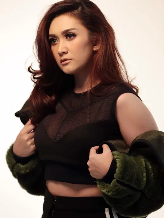 Masih ditempat yang sama, istri dari Zack Lee itu tak ingin anaknya mengikuti jejaknya. Ibu satu anak itu tidak ingin anaknya main sinetron. Tapi, ia juga tidak bisa melarang saat anaknya menekuni dunia tarik suara. (Deki Prayoga/Bintang.com)