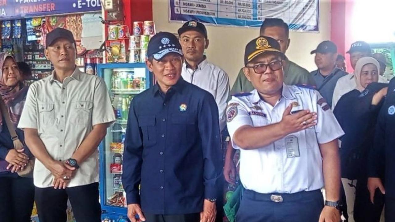 Menteri Lingkungan Hidup Hanif Faisol Nurofiq Pantau Mudik Minim Sampah di Ngawi