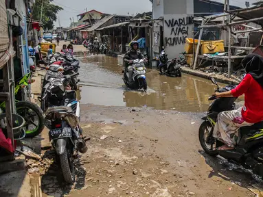 Aktivitas warga RT 012/RW 022 Muara Angke, Pluit, Penjaringan, Jakarta Utara, Rabu (30/10/2019). Warga menolak penggusuran permukiman mereka yang akan dibangun Jakarta sewerage system (JSS) atau instalasi pengelolaan air limbah (IPAL) di dekat Waduk Muara Angke. (Liputan6.com/Faizal Fanani)