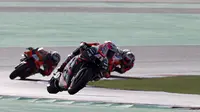 Pembalap Aprilia Racing, Aleix Espargaro menjadi yang tercepat di FP1 MotoGP Doha (Karim Jaafar/AFP)