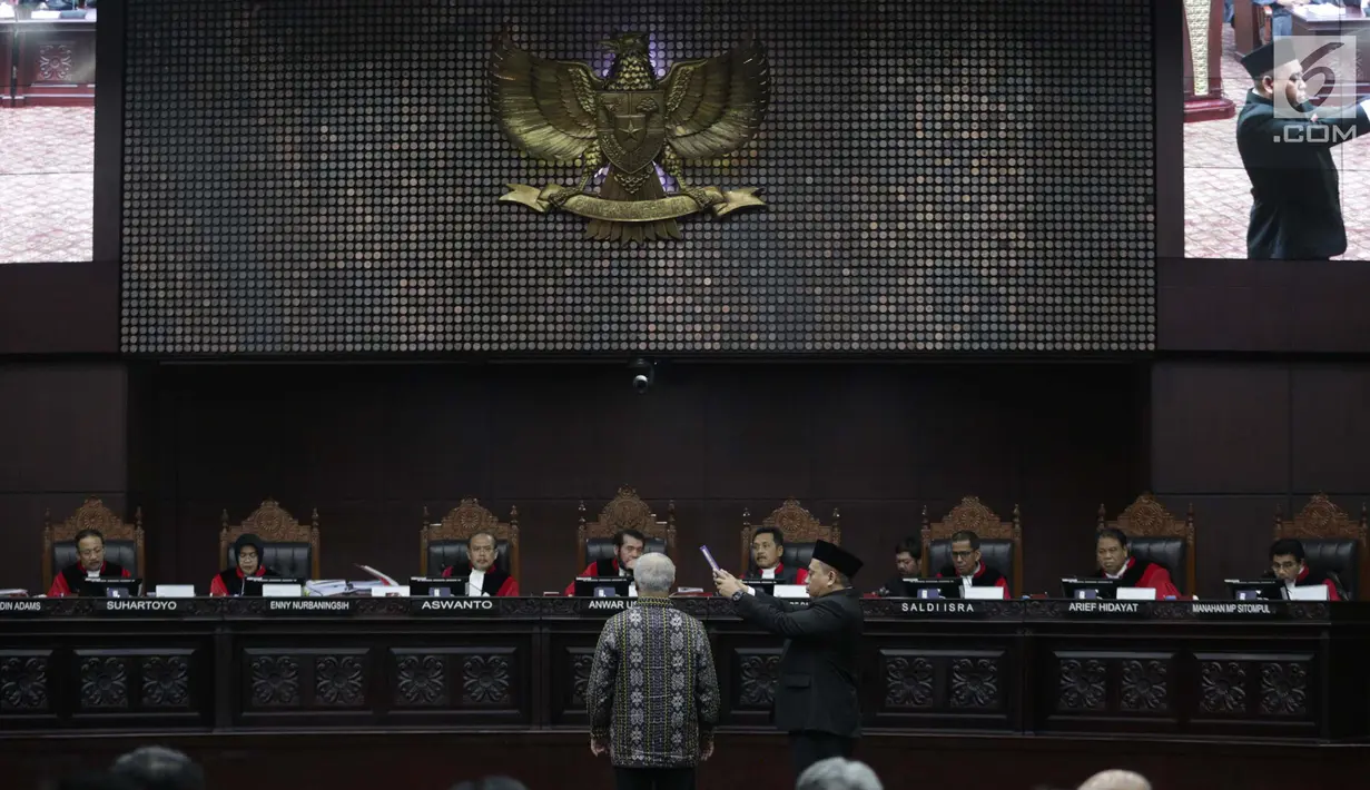 Marsudi Wahyu Kisworo, ahli yang dibawa oleh tim hukum KPU saat disumpah sebelum memberikan keterangan dalam sidang lanjutan sengketa Pilpres 2019 di Gedung MK, Jakarta, Kamis (20/6/2019). Sidang mendengarkan keterangan saksi dan ahli dari pihak termohon, yaitu KPU RI. (Liputan6.com/Faizal Fanani)