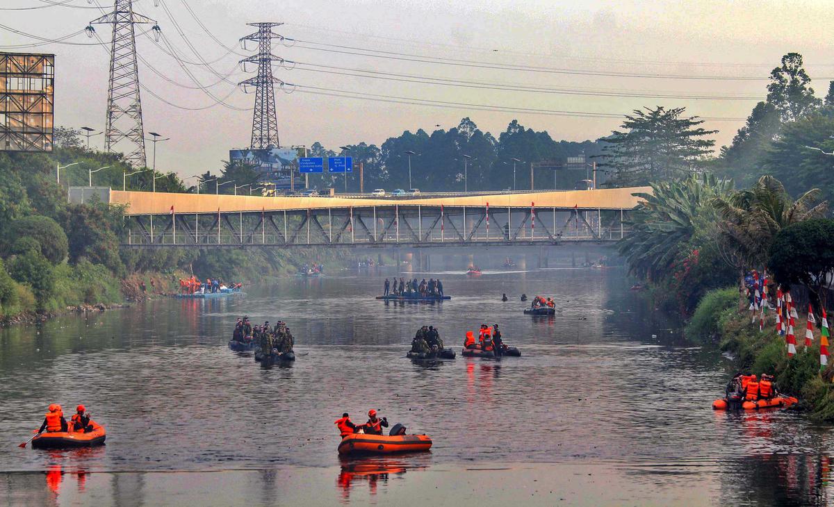 Jelang HUT RI TNI Polri dan PPSU Bersihkan Kanal Banjir Barat