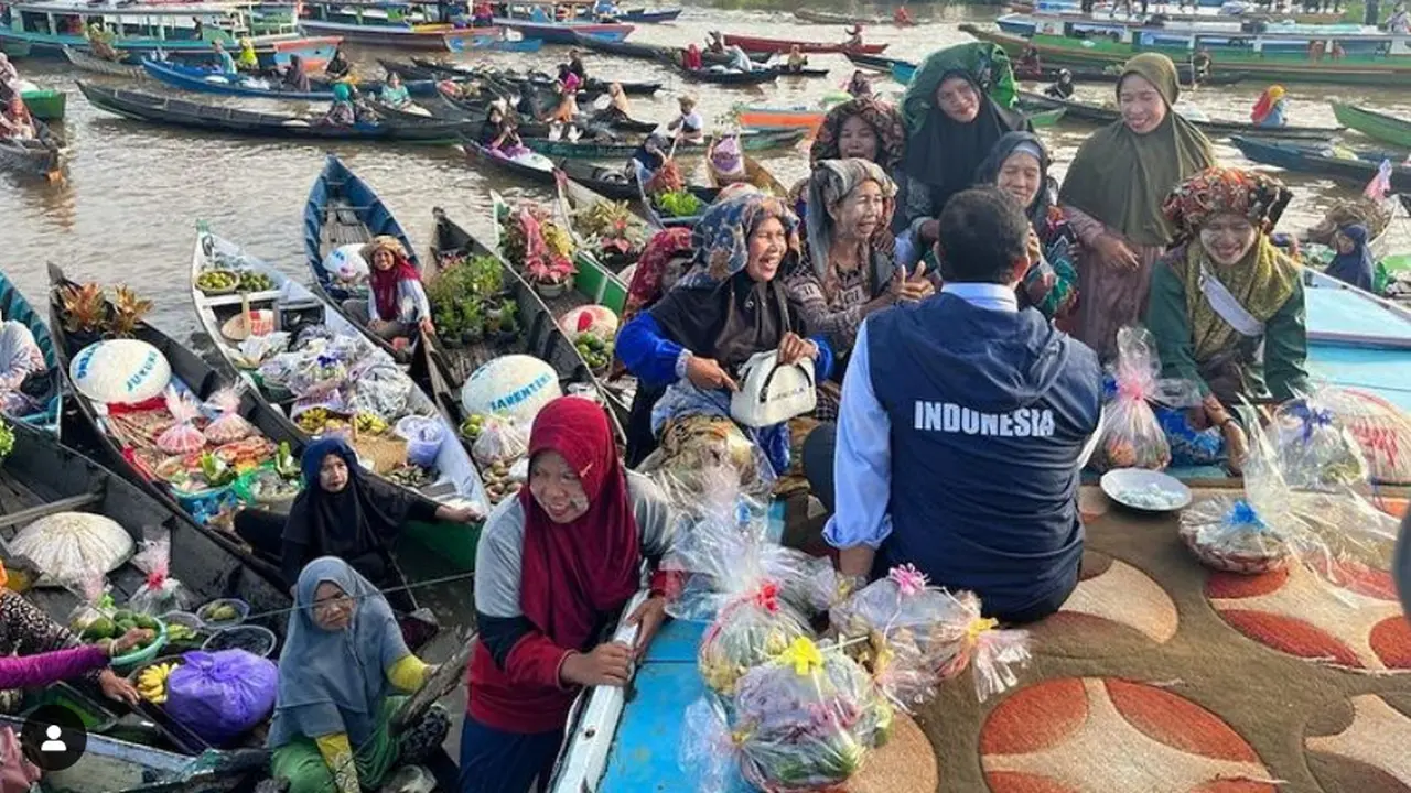 Anies Baswedan dikepung ibu-ibu pedagang terapung di Banjarmasin, Kalimantan Selatan. Hal ini terungkap dalam unggahan Instagram pribadinya @aniesbaswedan.