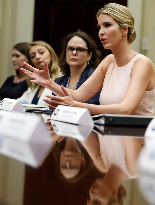 Ivanka Trump mendiskusikan masalah yang dihadapi pasangan tentara mengenai ketenagakerjaan di ruang Roosevelt Gedung Putih, Washington, Rabu (2/8). Seperti biasa, Ivanka tampil menawan dan  kali ini dengan busana berwarna peach. (AP Photo/Alex Brandon)