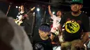 Penampilan Amon yang berusia 5 tahun bersama ayahnya (kedua kanan) sebagai vokalis band punk Saigan Terror di Earthdom, Tokyo, 23 Agustus 2015. (REUTERS/Thomas Peter) 
