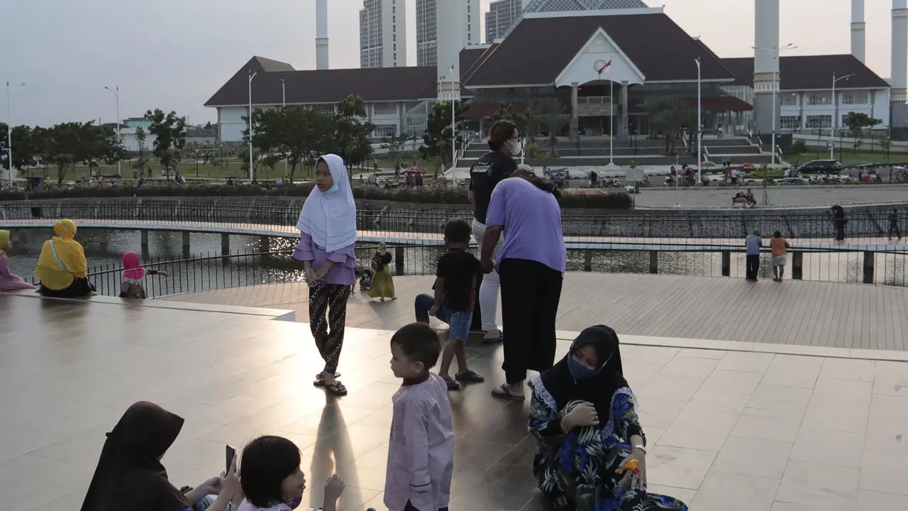 Menanti Waktu Berbuka Puasa di Waduk Mookervart