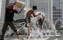 Demo Hari Air, mandi di Bundaran HI