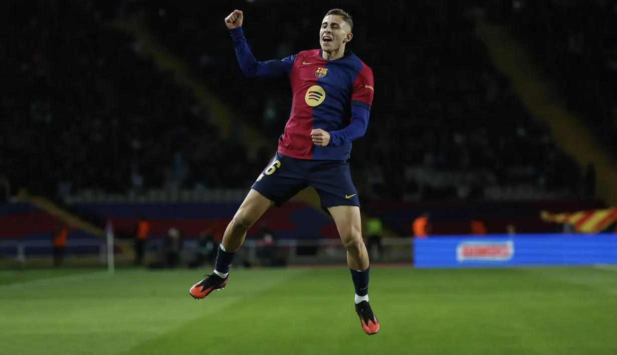 Pemain Barcelona, Fermin Lopez melakukan selebrasi setelah mencetak gol ke gawang Valencia pada laga lanjutan Liga Spanyol 2024/2025 di Estadi Olimpic Lluis Companys, Barcelona, Spanyol, Senin (27/01/2025) dini hari WIB. (AP Photo/Joan Monfort)
