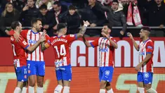 Keganasan Girona terus berlanjut di Liga Spanyol 2023/2024. Atletico Madrid menjadi korban teranyar tim asuhan pelatih Michel lewat kemenangan dramatis 4-3 dalam laga pekan ke-19 yang digelar di Montilivi Stadium, Girona, Kamis (4/1/2024) dini hari WIB. Empat gol Girona dicetak oleh 4 pemain berbeda, yaitu Valery Fernandez (2'), Savio (26'), Daley Blind (39') dan Ivan Martin (90+1'). Sementara ketiga gol Atletico Madrid dihasilkan lewat hattrick Alvaro Morata (14', 44' dan 54'). Dengan hasil ini Girona yang hanya kalah selisih gol berhasil menyamai poin Real Madrid sebagai pemuncak klasemen dengan raihan 48 poin. (AFP/Pau Barrena)