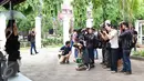 Sejumlah fotografer melakukan pemotretan pada seorang model di Taman Prasasti, Jakarta, Minggu (20/12/2015). Girls Generation Models Photography mengadakan photo hunting serentak di 16 kota di Indonesia. (Liputan6.com/Yudha Gunawan)