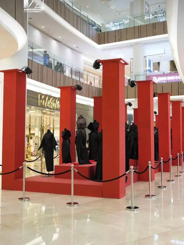 Menpar Widi Wardhana Resmikan Pameran Gaya Archive, Koleksi Serba Hitam Desainer Indonesia Jadi Sorotan