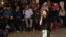 Artis Maudy Ayunda saat bernyanyi selama EGTC 2017 di Universitas Gadjah Mada, Yogyakarta, Rabu (1/11). EGTC 2017 menghadirkan tokoh-tokoh inspiratif bertujuan agar para mahasiswa memperoleh pengalaman dan wawasan baru. (Liputan6.com/Helmi Afandi)
