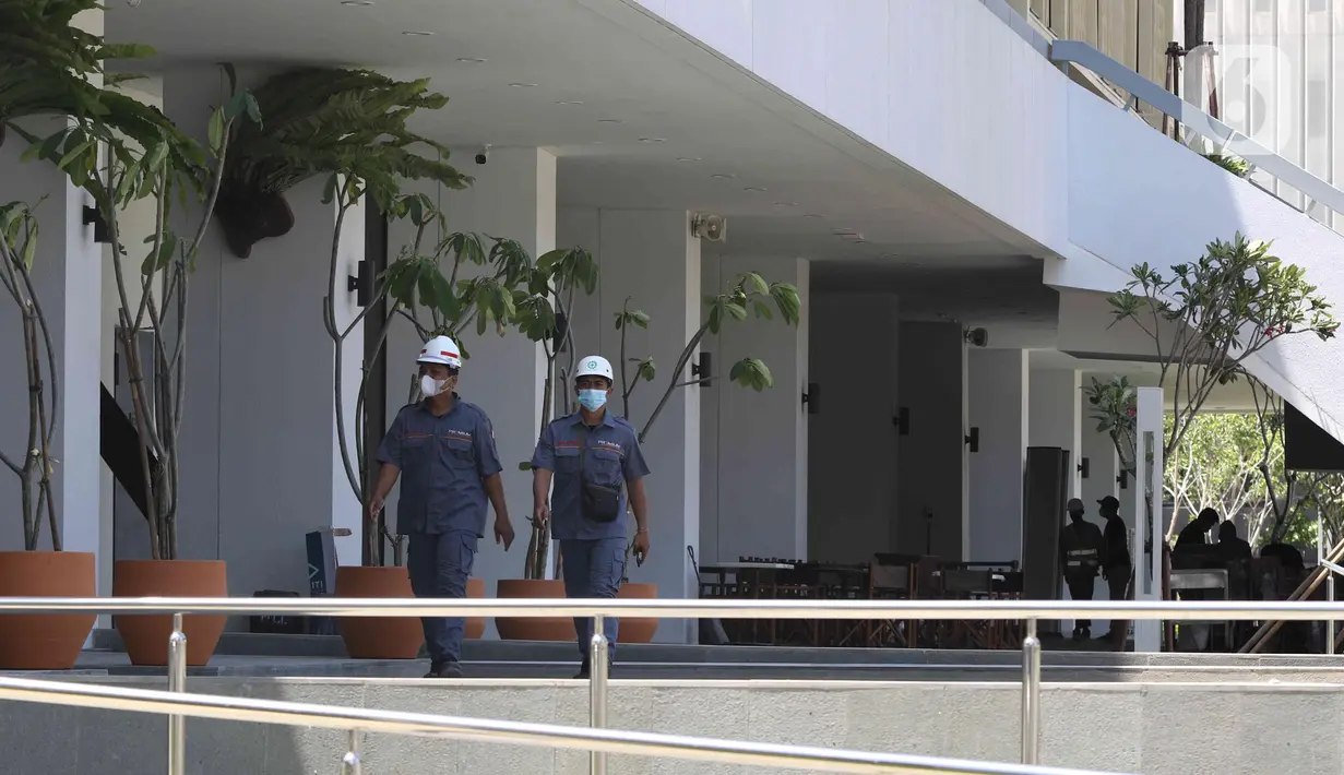 Aktivitas pekerja Gedung Sarinah pascarenovasi di Jakarta, Minggu (20/2/2022). Pusat perbelanjaan atau mal tertua di Indonesia itu akan dibuka untuk umum mulai 21 Maret 2022. (Liputan6.com/Herman Zakharia)