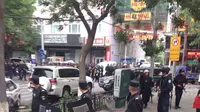 Polisi di Xinjiang melakukan penjagaan ketat. (Reuters)