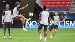 Pemain Bayern Munchen, Thomas Mueller, saat mengikuti sesi latihan jelang pertandingan Piala Super Eropa 2020 di Puskas Arena, Budapest, Kamis (24/9/2020). Bayern Munchen akan menghadapi juara Liga Europa, Sevilla. (AFP/Attila Kisbenedek)