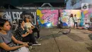 Penonton menyaksikan grup musik Diorama tampil dalam perayaan Hari Musik Nasional di M Bloc Space, Jakarta, Rabu (9/3/2022). Dalam rangka memeriahkan Hari Musik Nasional, M Bloc Space menyuguhkan acara bagi para pencinta musik Tanah Air dengan tajuk "Musik Hidup Lagi". (Liputan6.com/Herman Zakharia)