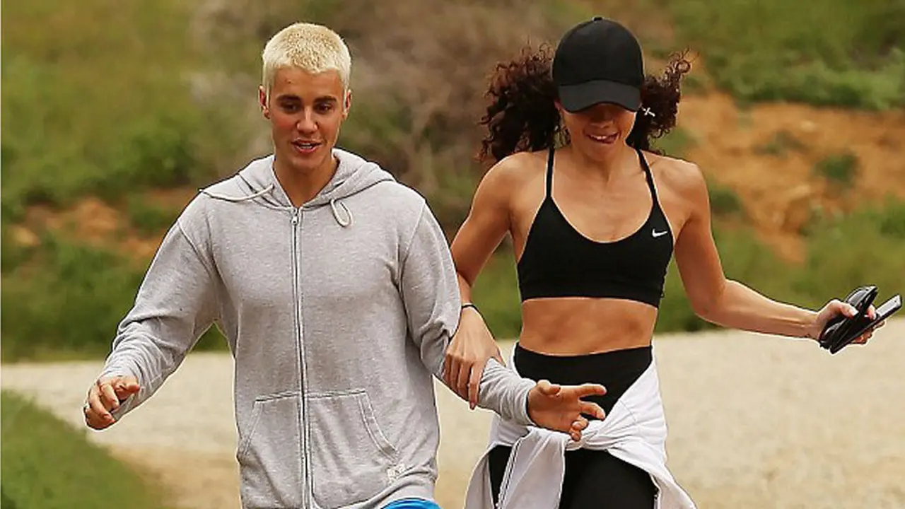 Memasuki usia ke 23 tahun, Justin menikmatinya dengan berjalan kaki bersama model cantik itu di kawasan Rocky Canyon. Mereka sangat menikmati waktunya dan rona bahagia terpancar dari wajah keduanya. (Foto: Dailymail)