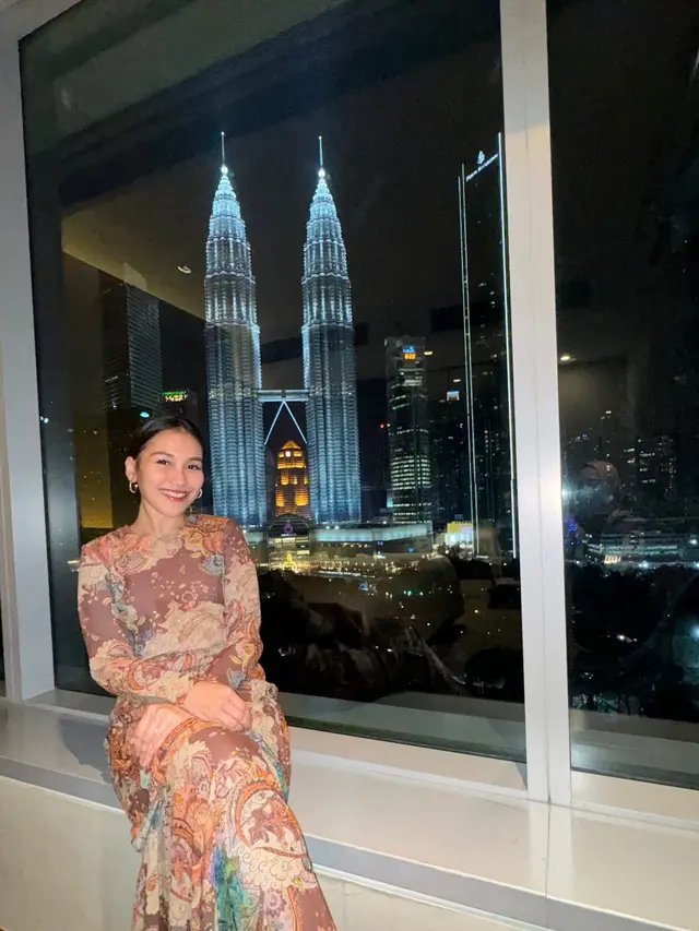 6 Gaya Menawan Ayu Ting-Ting dengan Outfit On Budget di Momen Lebaran, Dari Halal Bihalal sampai Liburan