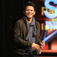 Setelah bercerai dengan Sarah Amalia pada 2008, Ariel NOAH belum menikah lagi. Saat ini Ariel sedang dikabarkan menjalin kasih dengan Sophia Latjuba. (Adrian Putra/Bintang.com)