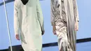 Model berjalan di atas catwalk mengenakan busana L.tru X Fenita Arie dalam ajang Jakarta Modest  Fashion Week, di Gandaria City, Jakarta, Jumat, (27/7). (Kapanlagi.com/Agus Apriyanto)