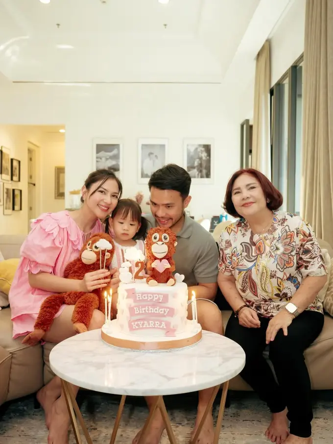 Gaya Busana Jessica Mila di Ulang Tahun Kyarra yang Kedua, Simple dan Chic dalam Serba Pink