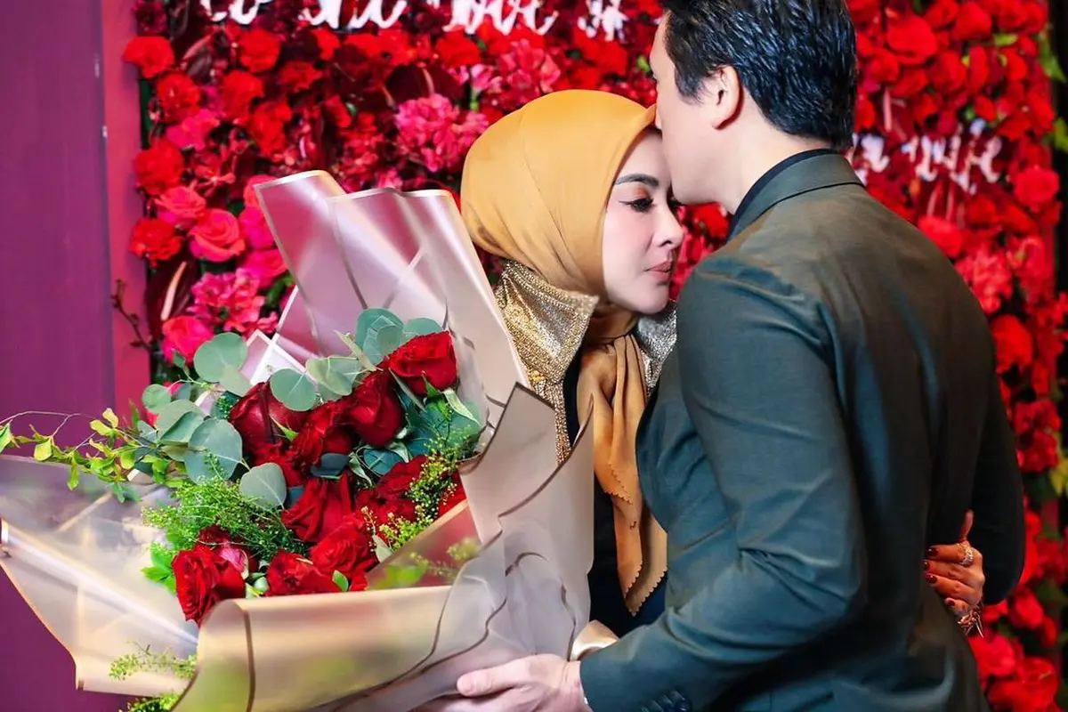 Gaya Glamor Syahrini Pakai Busana Nuansa Emas saat Rayakan Ulang Tahun ke-40 Tahun