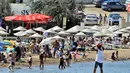 Warga berlibur di sebuah pantai di Distrik Ayvalik, Provinsi Balikesir, Turki, 4 Agustus 2020. Ramainya kunjungan warga Turki ke pantai-pantai selama liburan empat hari Idul Adha pekan lalu memicu kekhawatiran merebaknya kembali pandemi COVID-19 di negara itu. (Xinhua/Osman Orsal)