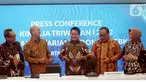 Direktur Utama BSI Hery Gunardi (tengah) didampingi Direktur Retail Banking BSI Kokok Alun Akbar (kiri), Direktur Finance &amp; Strategy BSI Ade Cahyo Nugroho (dua dari kiri), Direktur Information Technology BSI Achmad Syafii (empat dari kiri) dan Direktur Compliance &amp; Human Capital BSI Tribuana Tunggadewi (kanan) berbincang di sela-sela paparan kinerja triwulan I/2022 BSI di Jakarta (28/4/2022). PT Bank Syariah Indonesia Tbk (BSI) menorehkan langkah yang baik pada triwulan I/2022 dengan membukukan laba bersih mencapai Rp987,68 miliar atau naik 33,18% secara year on year (YoY). (Liputan6.com/HO/BSI)