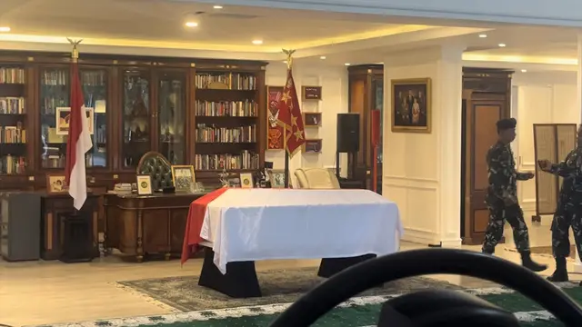 Jenazah mantan Menteri Pertahanan (Menhan) Jenderal TNI (Purn) Ryamizard Ryacudu telah tiba di rumah duka di Cikeas, Bogor. (Liputan6.com/Radityo Priyasmoro)