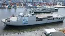 TNI AL menyediakan mudik gratis pada tahun ketiga dengan menggunakan kapal perang sebagai upaya mengurangi fatalitas kecelakaan pemudik di jalan raya. (Liputan6.com/Herman Zakharia)