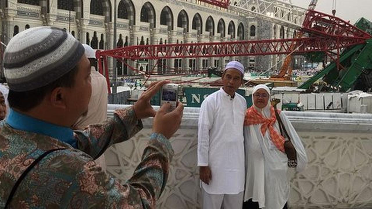 Jemaah haji Indonesia foto-foto di lokasi crane jatuh di Makkah