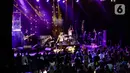 Penonton menyaksikan penampilan musisi dalam Java Jazz Festival 2020 di JIexpo Kemayoran, Jakarta, Jumat (28/2/2020). Java Jazz Festival 2020 menghadirkan sederet musisi dalam dan luar negeri yang diselenggarakan hingga 1 Maret 2020. (Liputan6.com/Faizal Fanani)