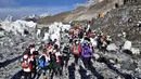 Sejumlah peserta memulai lomba lari maraton di Gunung Everest, Nepal, Minggu (29/5). Lebih dari 150 pelari lokal dan dari negara lain berpartisipasi dalam lomba lari maraton tertinggi di dunia tersebut. (HO/HIMEX/AFP)