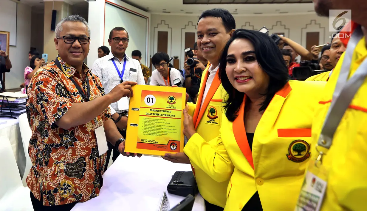 Ketua Umum Partai Berkarya Neneng A Tutty didampingi Sekjen Badaruddin Picunang menyerahkan berkas pendaftaran partai peserta Pemilu 2019 kepada Ketua KPU Arief Budiman di KPU Pusat, Jakarta, Jumat (13/10). (Liputan6.com/Johan Tallo)