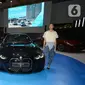 Model saat pose pada peluncuran kendaraan listrik BMW iX dan BMW i4 pada gelaran GIIAS 2022 di ICE BSD City, Tangerang (11/08/2022). (Liputan6.com/Fery Pradolo)