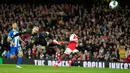 Penjaga gawang Brighton and Hove Albion Jason Steele melompat untuk menghalau bola dari tendangan pemain Arsenal Eddie Nketiah (tengah) pada pertandingan sepak bola putaran ketiga Piala Liga Inggris atau Carabao Cup di Emirates Stadium, London, Inggris, 9 November 2022. Arsenal tersingkir dari Carabao Cup usai kalah dari Brighton and Hove Albion dengan skor 1-3. (AP Photo/Kirsty Wigglesworth)