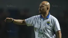 Caretaker Persib, Herrie Setiawan, memberikan instruksi saat melawan Persija pada laga Liga 1 di Stadion GBLA Bandung, Jawa Barat, Sabtu (22/7/2017). Kedua klub bermain imbang 1-1. (Bola.com/Vitalis Yogi Trisna)
