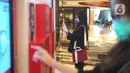 Pengunjung membeli masker dari mesin penjual otomatis (vending machine) di Senayan City, Jakarta, Jumat (6/11/2020). Penyediaan dua mesin penjual masker otomatis tersebut bertujuan memudahkan pengunjung untuk dapat membeli masker di dalam mal. (Liputan6.com/Immanuel Antonius)