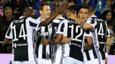 Para pemain Juventus merayakan gol yang dicetak oleh Alex Sandro ke gawang Crotone pada laga Serie A di Stadion Ezio Scida, Kamis (19/4/2018). Juventus ditahan imbang 1-1 oleh Crotone. (AP/Albano Angilletta)
