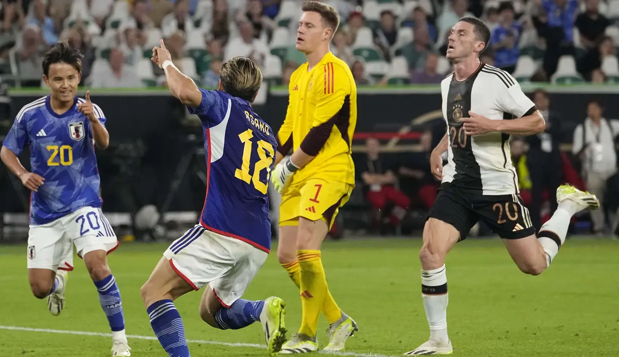 Pemain Timnas Jepang, Takuma Asano (dua kiri), melakukan selebrasi setelah mencetak gol ke gawang Jerman dalam pertandingan persahabatan yang berlangsung di Volkswagen Arena, Wolfsburg, Minggu (10/9/2023). (AP Photo/Martin Meissner)