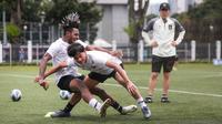 Pemain Timnas Indonesia U-20, Zanadin Fariz berebut bola dengan Barnabas Sobor saat melakukan latihan terbuka untuk Piala Asia U-20 2023 di Lapangan C, Kompleks Stadion Utama Gelora Bung Karno (SUGBK), Jakarta, Rabu (08/02/2023). Ajang ini akan berlangsung pada 1 Maret 2023 mendatang. (Bola.com/Bagaskara Lazuardi)