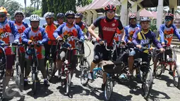 Pesinetron Lucky Hakim bersama rombongan mengendarai sepeda menuju lokasi ijab kabul di Masjid At-Tin, TMII, Jakarta Timur, Kamis (19/1). Lucky Hakim mengaku menggowes sepeda dari kediamannya di kawasan Kalibata,. (Liputan6.com/Herman Zakharia)